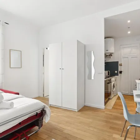 Chic And Comfortable Near Paris Apartment *