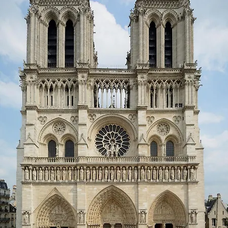 Chic And Comfortable Near Paris Apartment